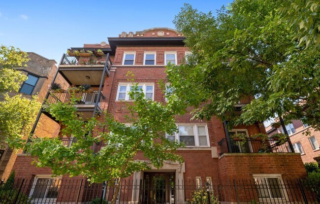 Building Photo - 841 W Belle Plaine Ave