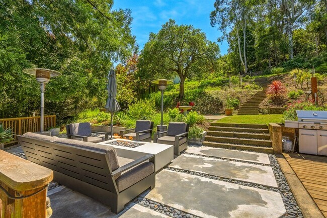 Foto del edificio - Beautifully Remodeled 4BR + Office Mill Valley Home — Furnished, Private 3/4-Acre Setting, Walk t...