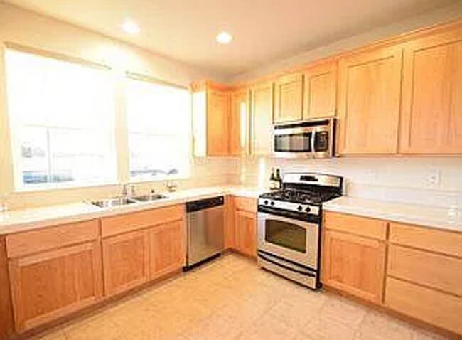 Foto del edificio - Bright and Spacious 4-Bed, 3-Bath Home in ...
