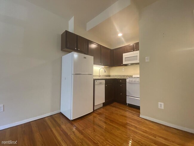 Building Photo - 319 S 10th St