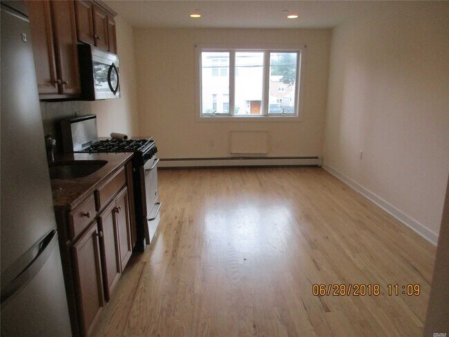 Building Photo - 84-39 60th Dr