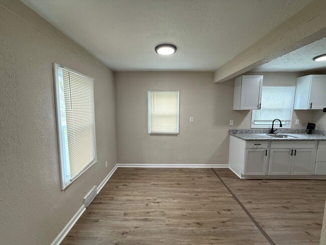 Building Photo - Renovated 4-Bedroom Home – We Welcome Sect...