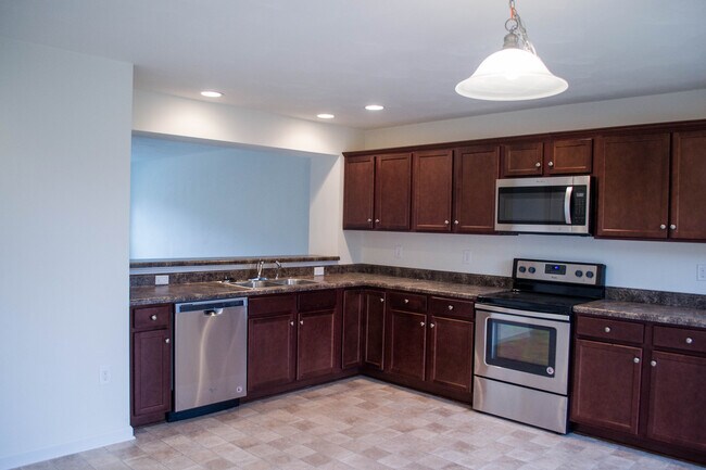 Building Photo - 6858 Village Green Dr