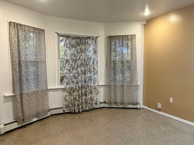 Foto del edificio - 128 Elwood Ave