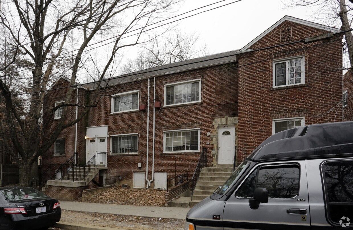 Primary Photo - 242-246 Malcolm X Ave SE
