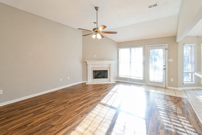 Foto del edificio - 658 Timber Creek S