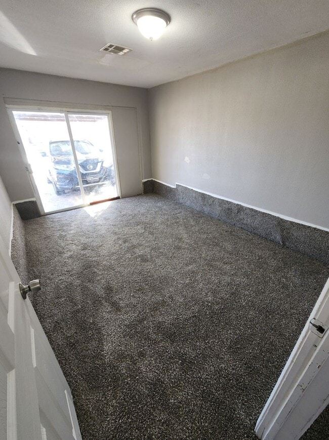 Building Photo - 4 Bedroom House Available now OKC