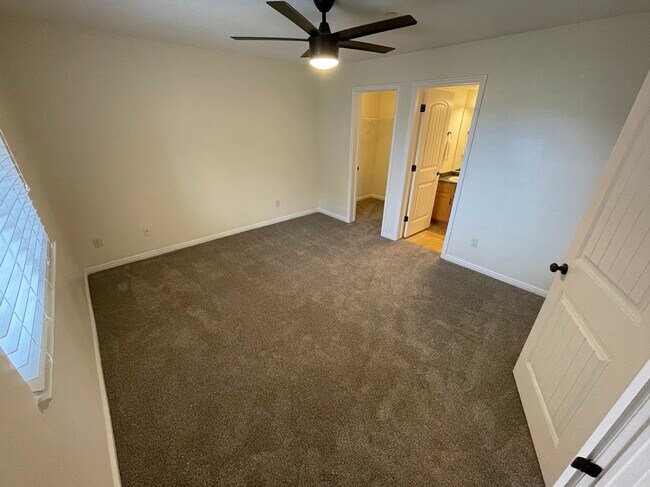 Vista del dormitorio principal 1 - 3812 E Rock Creek Rd