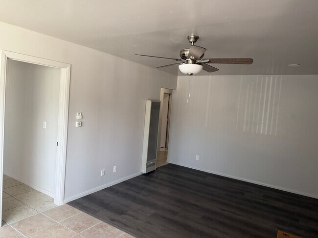 Building Photo - Charming 3 Bed / 1 Bath single story duplex located in a desirable neighborhood