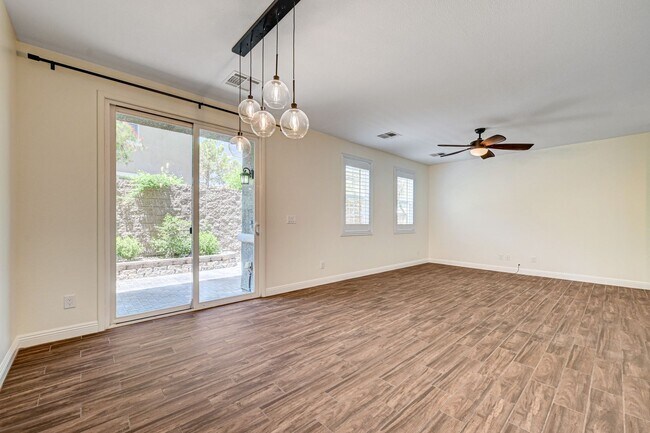 Building Photo - Stylish Townhome with Private Patio!