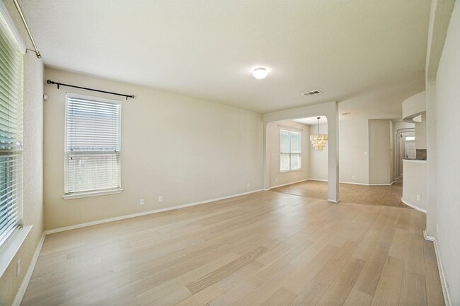 Building Photo - Beautiful 3 Bedroom in Republic Oaks Community