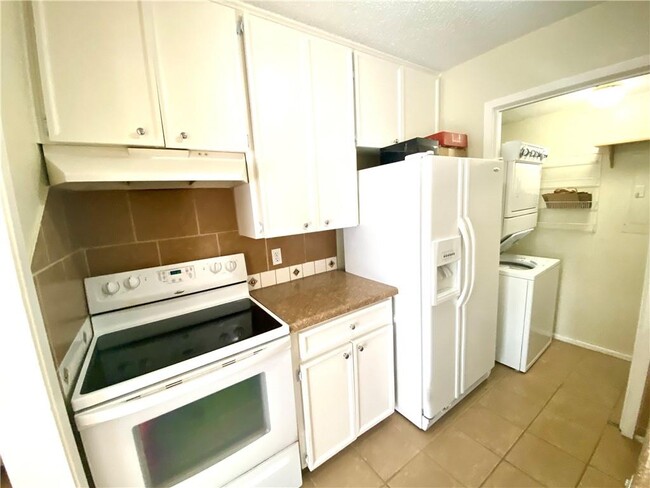Building Photo - 6718 Silvermine Dr