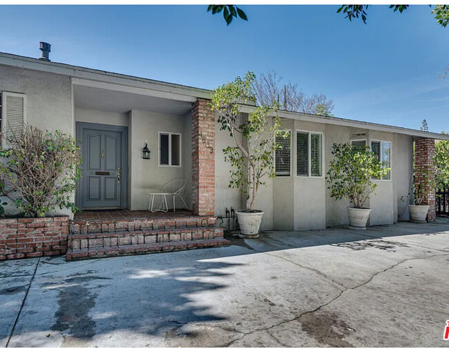 Building Photo - 4833 Alcove Ave