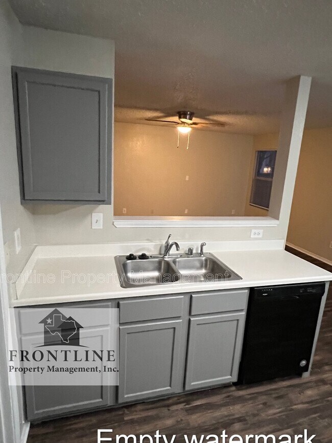 Foto del edificio - 4 Bedroom home with formal dining room, Ga...
