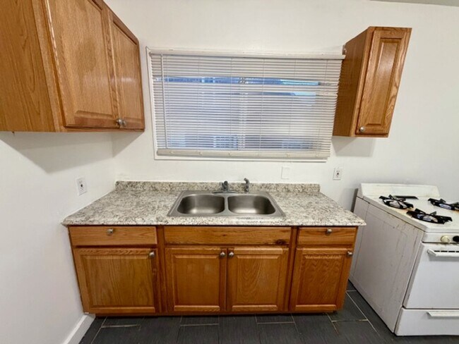 Foto del edificio - 3 bedroom 1 bath for lease- Section 8 ready call 313-429-3244 KPM Detroit