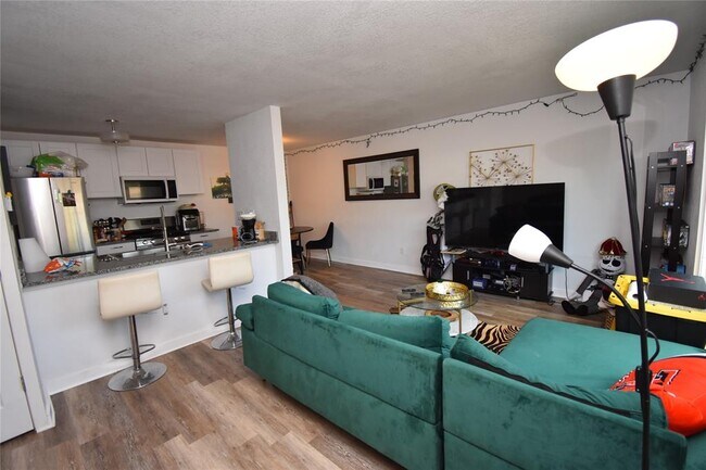 Foto del edificio - 300 E Croslin St