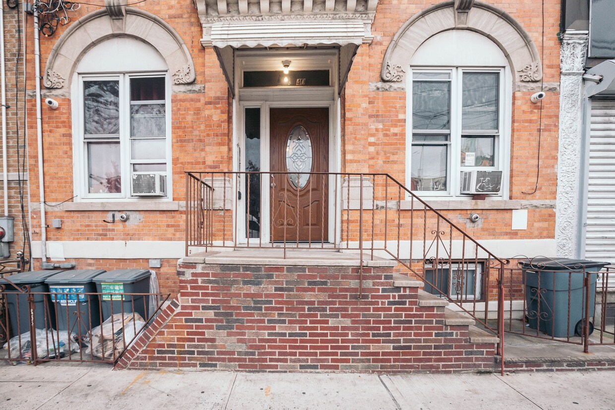 Primary Photo - 404 Seneca Ave