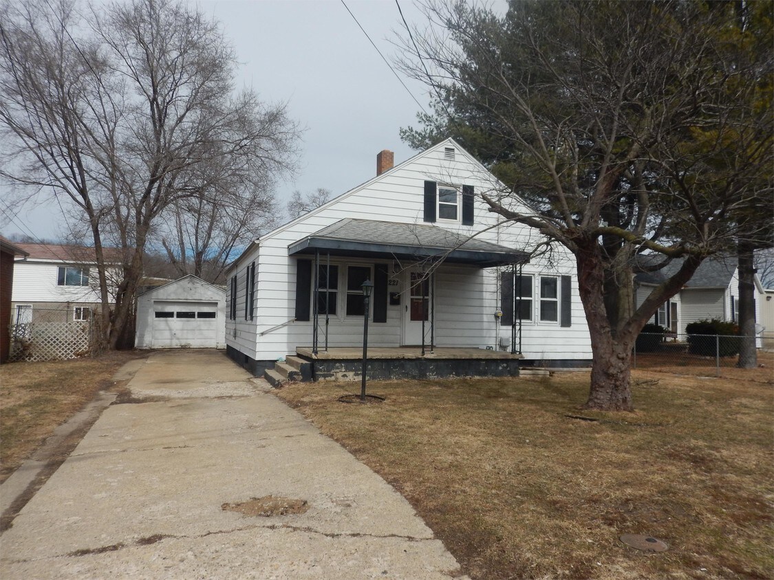 Primary Photo - 221 E Sheen Ave