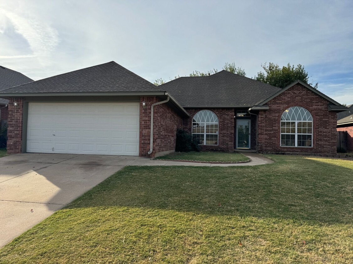 Primary Photo - 4 bed in Putnam City! New luxury plank flo...