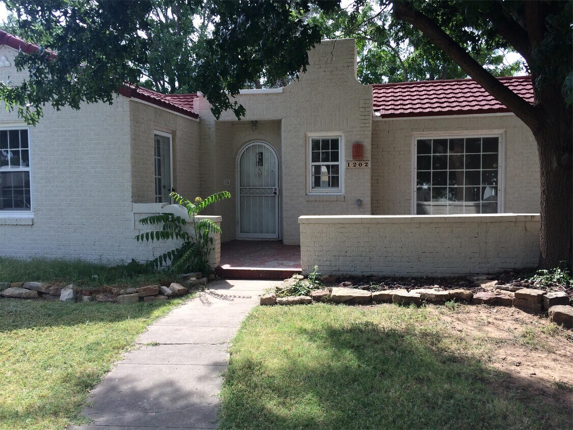 Primary Photo - 1202 S Travis St