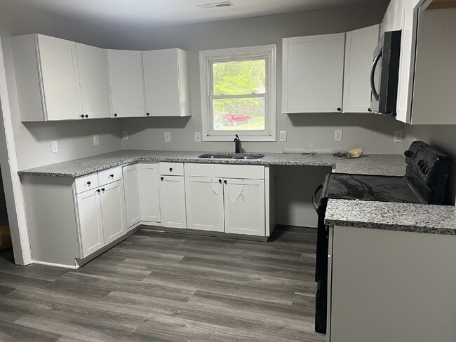Building Photo - Newly Renovated 3-Bed Oasis with 2 Full Baths in Winston-Salem – Your Perfect Home Awaits!