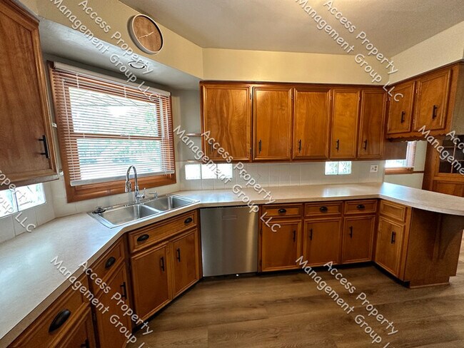 Building Photo - Grandville 4 Bedroom 2.5 Bathroom Ranch Home