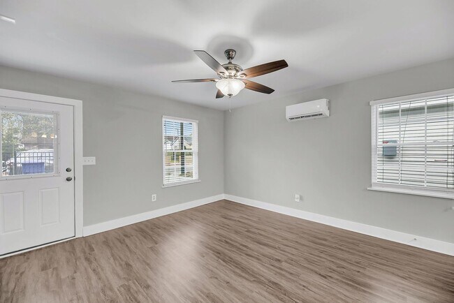 Building Photo - Charming Home in the Heart of Charleston!