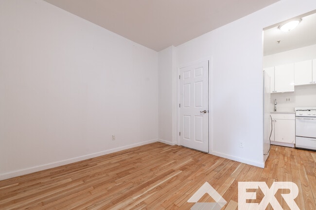 Building Photo - 587 Halsey St