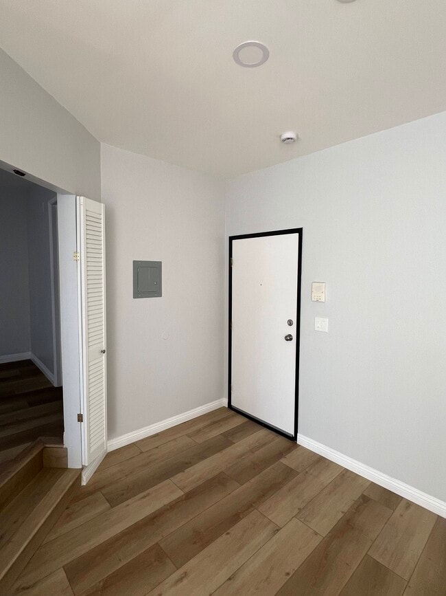 Building Photo - 2107 N Beachwood Dr