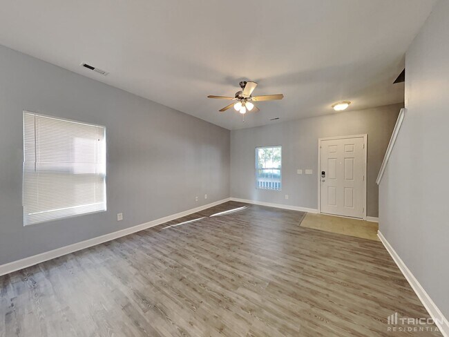 Foto del edificio - 956 Willow Creek Dr