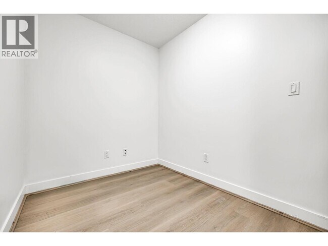 Photo du bâtiment - 500 Royal Ave