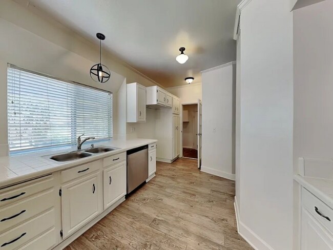 Foto del edificio - 22841 White Pine Pl