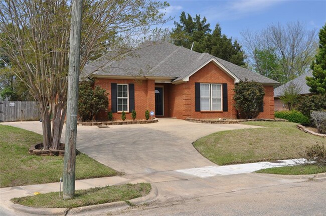 Building Photo - 1824 Woodmere Loop