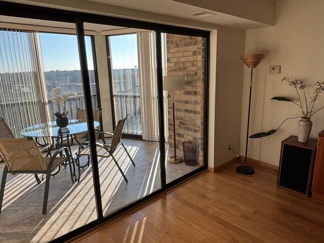 Solárium con orientación sur - 5903 Mount Eagle Dr