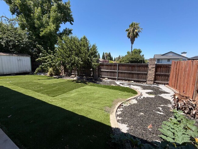 Foto del edificio - AVAILABLE NOW! Come view this 5 Bedroom single family home in Rocklin!