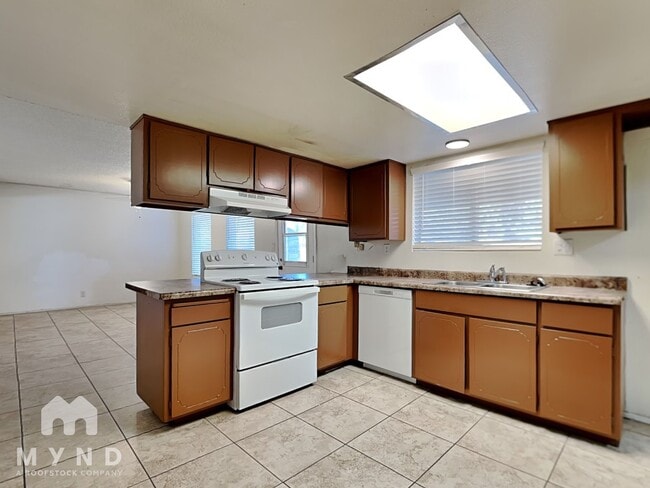 Building Photo - 644 S Hill