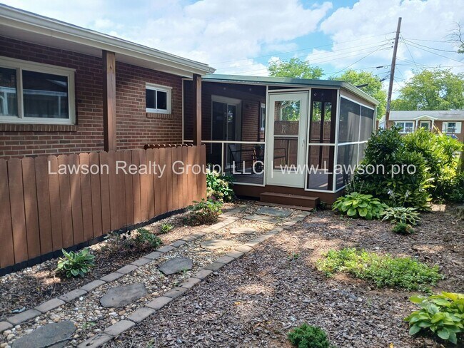 Foto del edificio - Charming Brick Ranch with Beautifully Land...