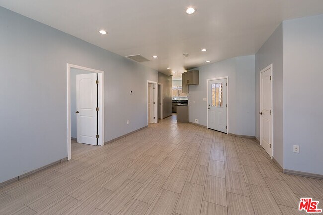 Foto del edificio - 13659 W Magnolia Blvd