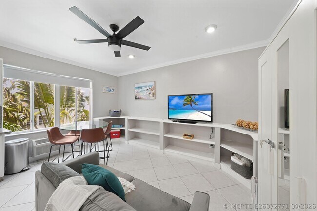 Foto del edificio - 3710 Collins Ave