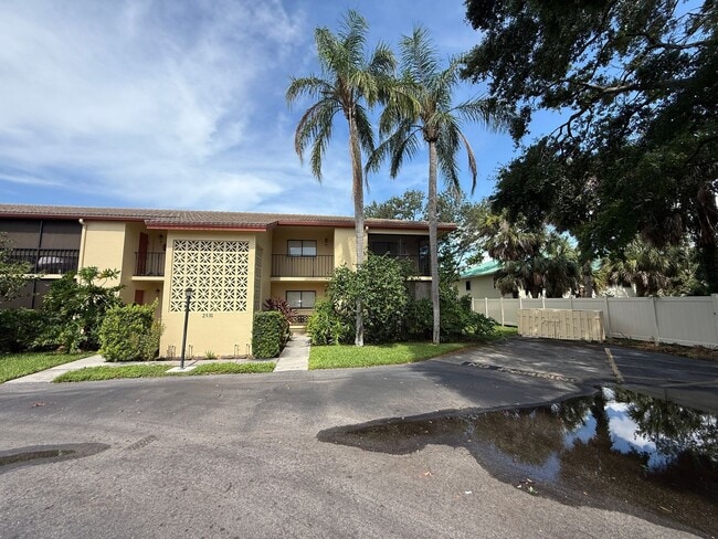 Building Photo - 2 Bedroom 2 Bath Ground Floor Condo Centra...