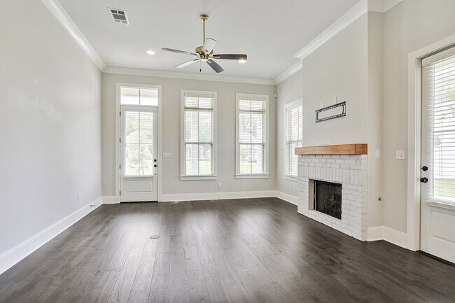Foto del edificio - 2032 Perennial Ln