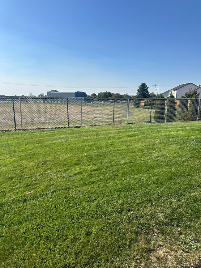 Building Photo - Large Well Maintained Home in Quiet Neighb...