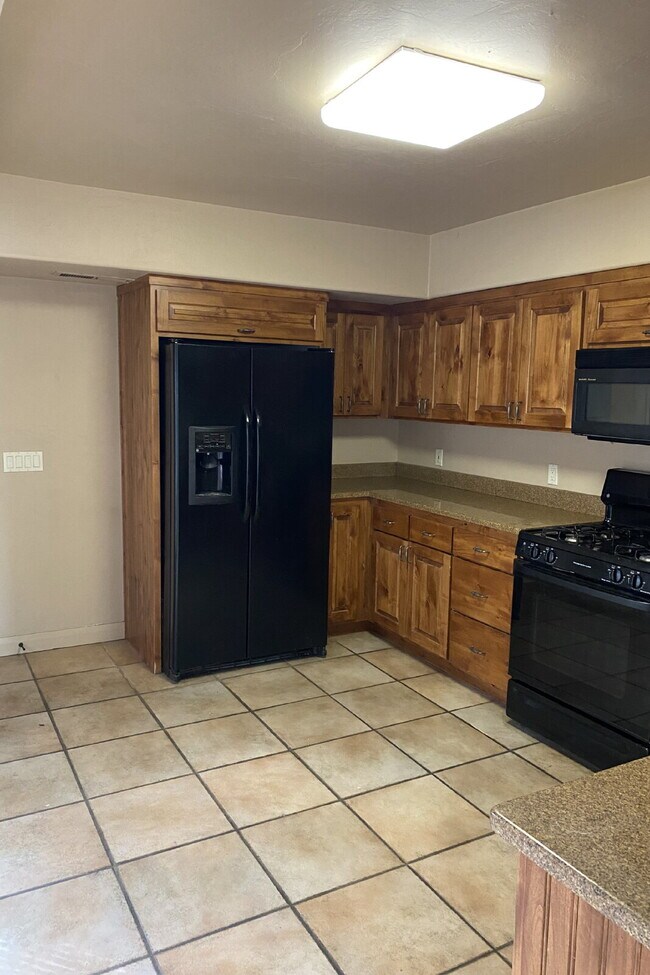 Building Photo - "2-Bed Retreat with 1350 Sq Ft of Comfort ...