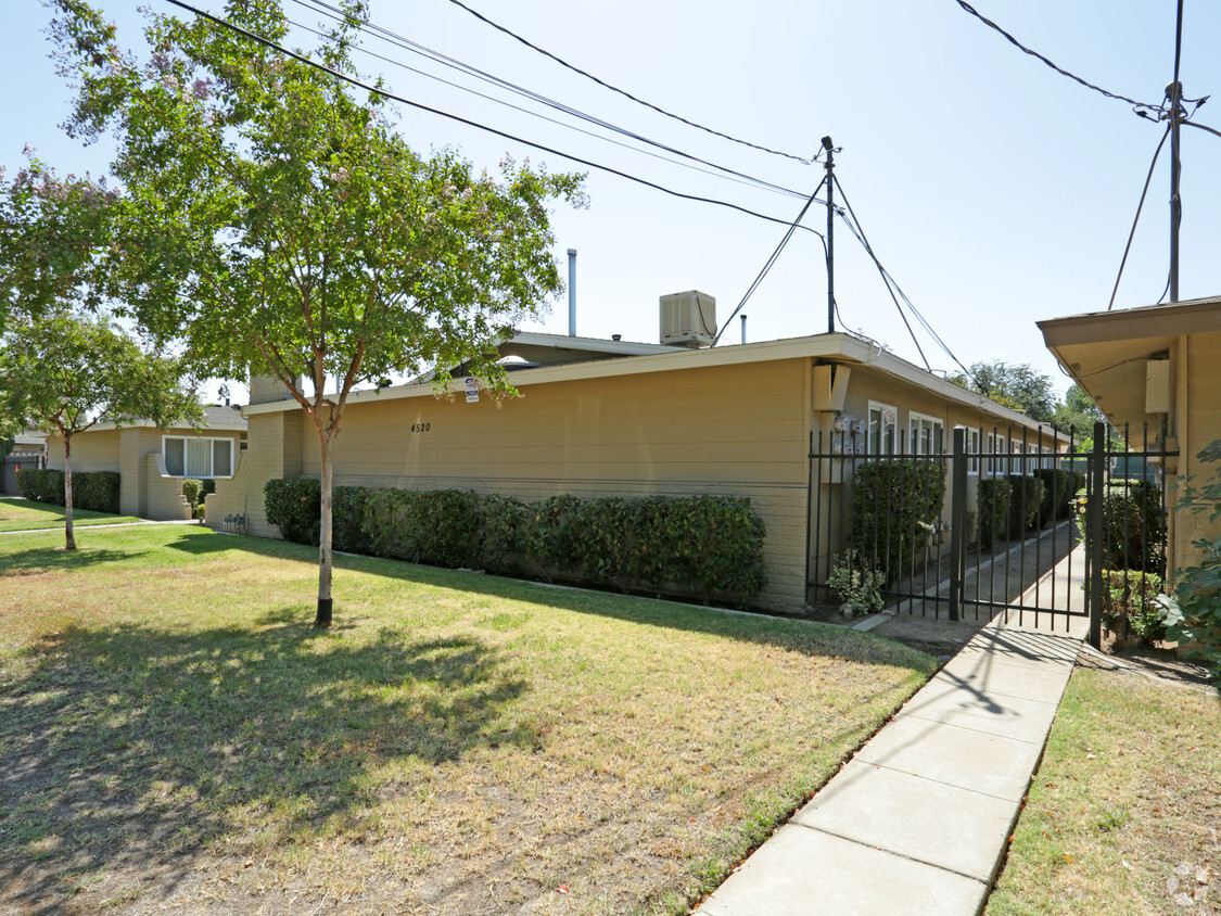 Building Photo - 4520 E Sierra Madre Ave