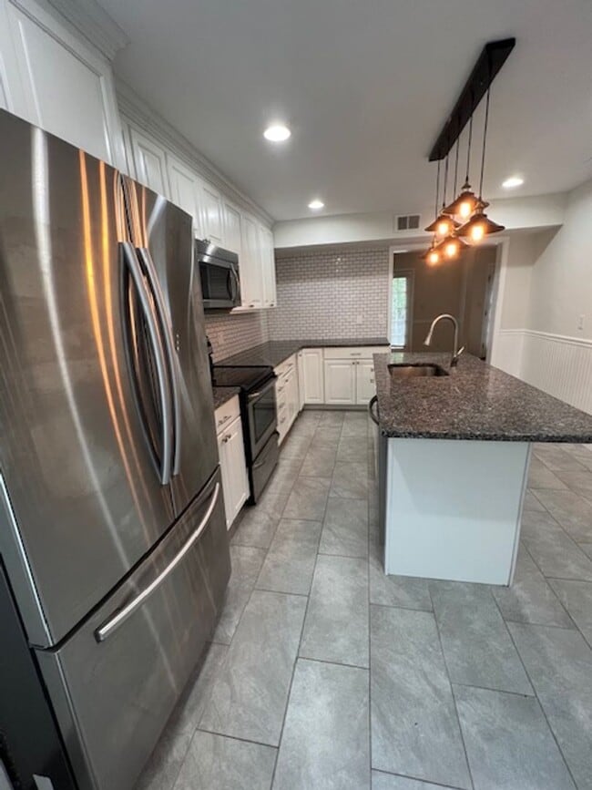 Building Photo - CHARMING TOWNHOME LOCATED IN HIGHLAND HALL...
