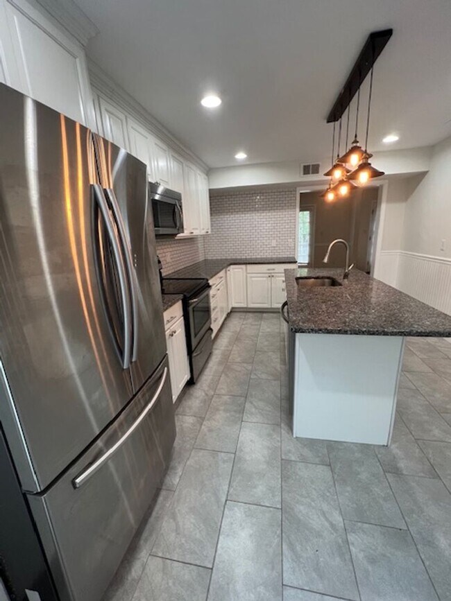 Foto del edificio - CHARMING TOWNHOME LOCATED IN HIGHLAND HALL...
