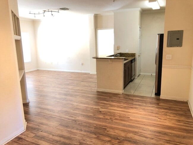 Newly Renovated 2/2 - Newly Renovated 2/2 Apartment