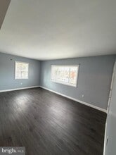 Building Photo - 924 7th St