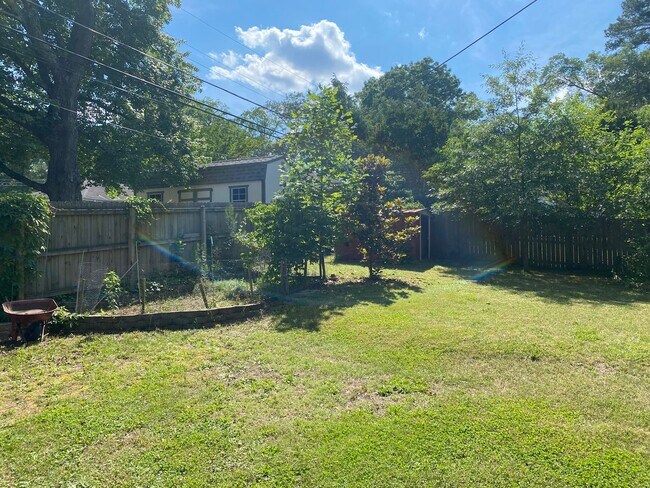 Building Photo - 3 BR / 1.5 BA Lovely Super Clean Three Bed...