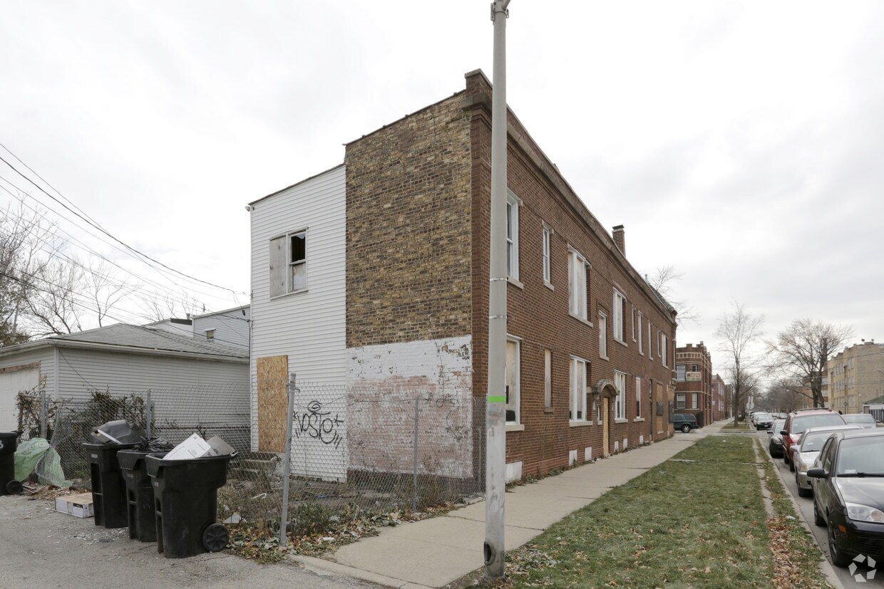 Building Photo - 4258 W Kamerling Ave